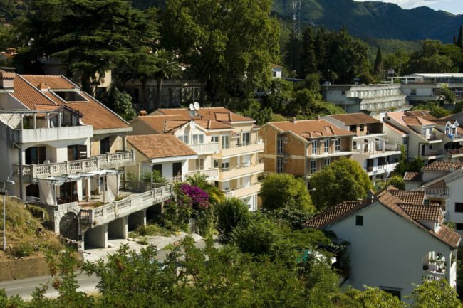 В Черногории много зданий, которые построены без разрешений