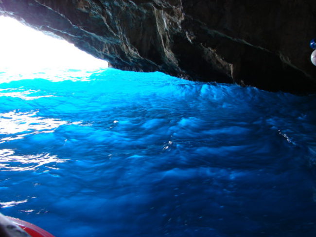 Достопримечательность Черногории - Голубая пещера