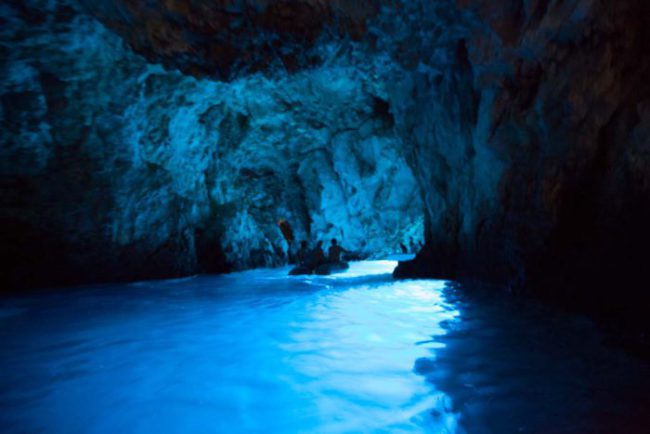 Достопримечательность Черногории - Голубая пещера