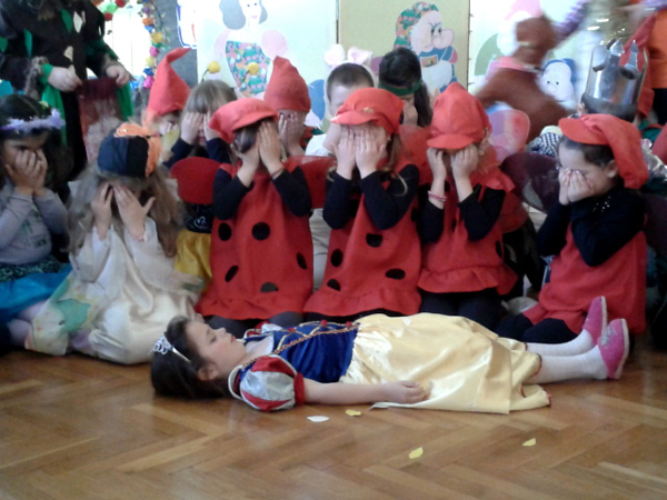 Театральное представление в детском саду Герцег Нови, Черногория
