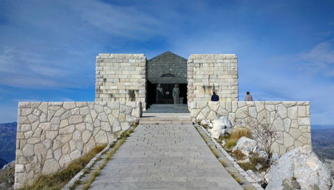 Вид на мавзолей Негуша