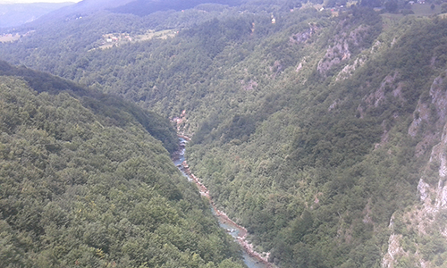Вид с моста Джурджевича на каньон реки Тара