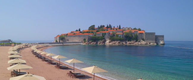 Пляж на Свети Стефан – один из самых дорогих пляжей Черногории