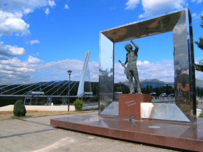памятник Владимиру Высоцкому в Подгорице