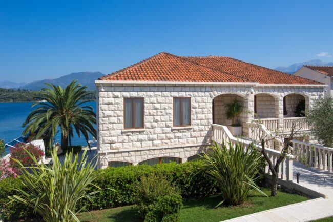 Купить недвижимость в Черногории на фирму или на физическое лицо